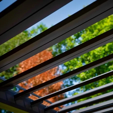 Lames pergola bioclimatique autoportée anthracite Ombréa